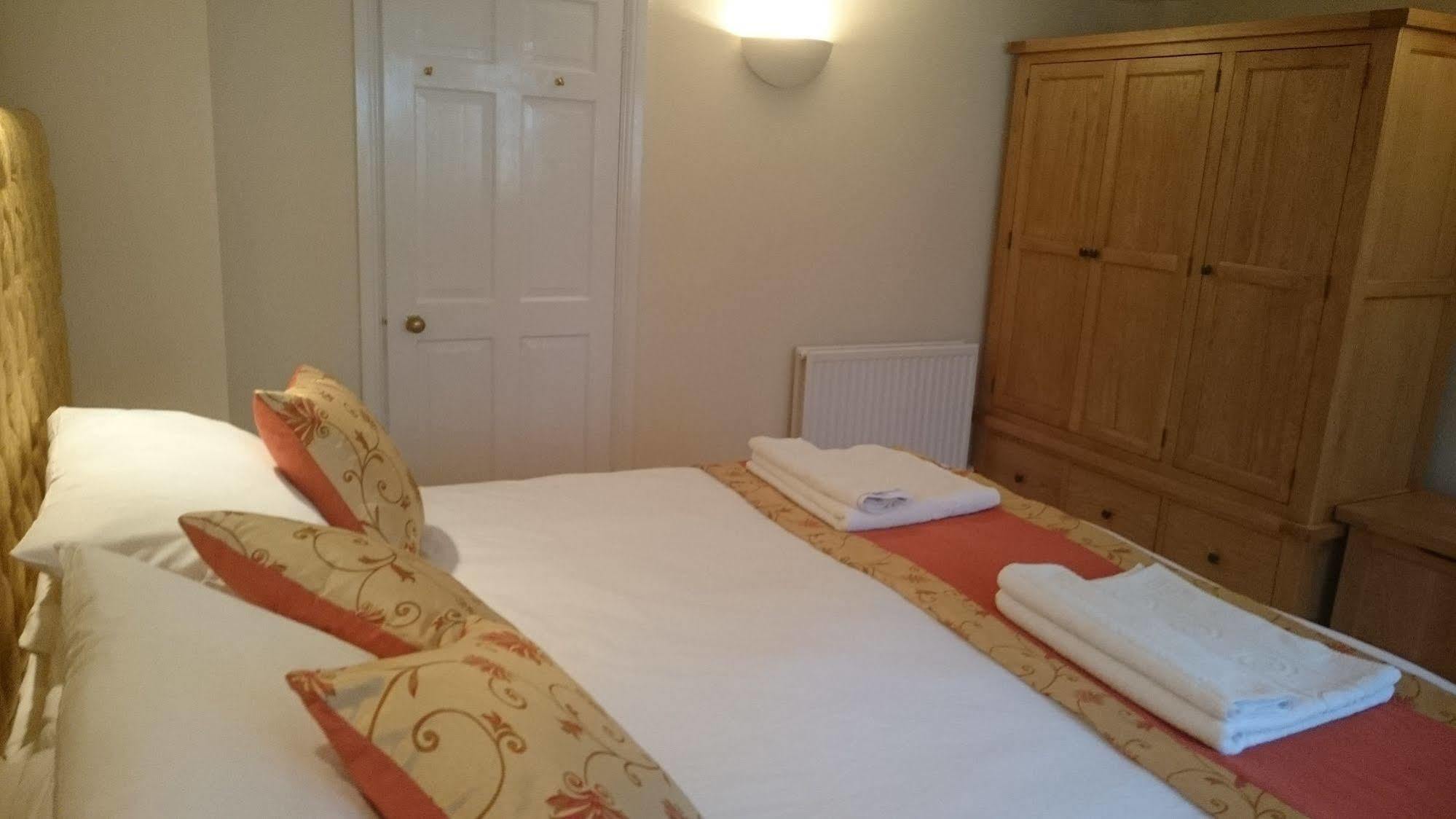 Mayville House Apartment Челтнъм Екстериор снимка